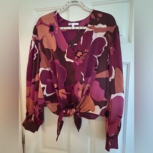 NWOT DR2 cropped tie front floral blouse. Sz XL.